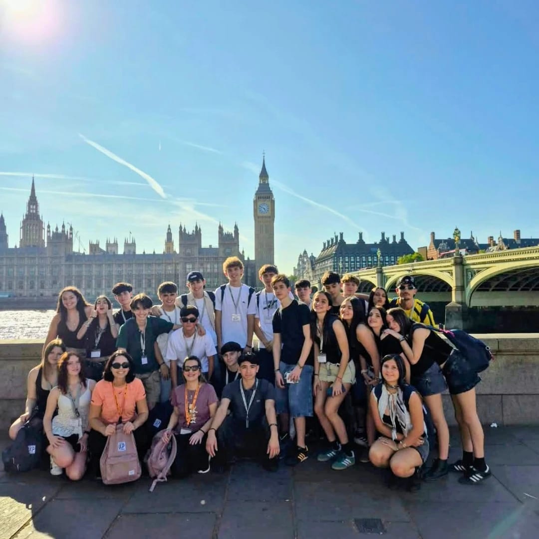 Estudiantes de San Carlos frente al Big Ben, en Londres