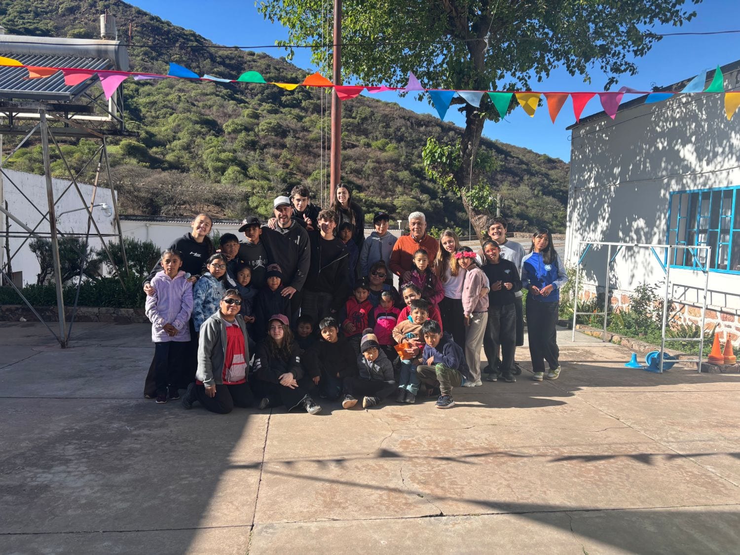 Foto grupal de cierre con toda la comunidad